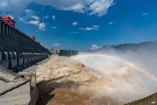三峡大坝泄洪。摄影：黄正平